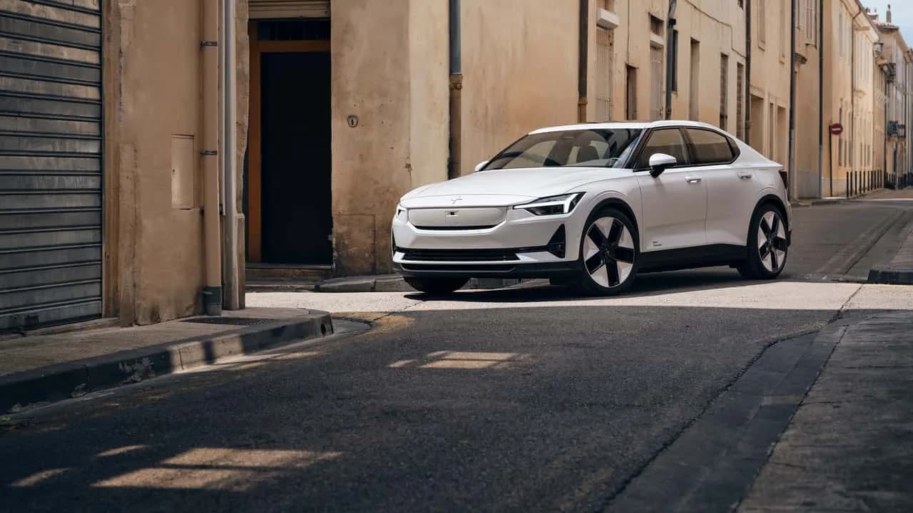 Polestar-elbil parkerad vid en laddstation hemma