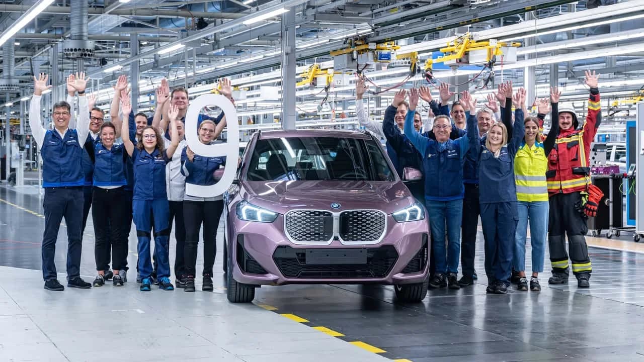 Yksilöllisesti Velvet Orchid II Metallic -värinen BMW iX1 juhlistaa Regensburgin tehtaan yhdeksänmiljoonatta autoa