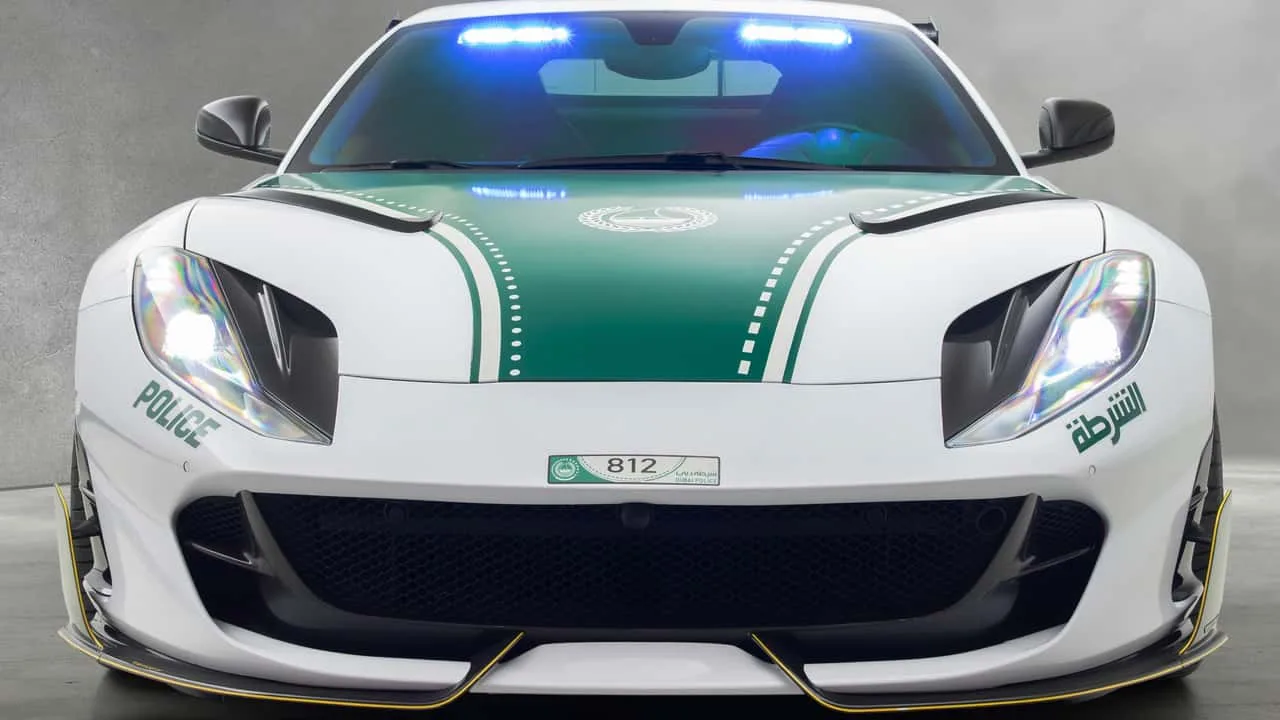 Mansory Ferrari 812 Superfast Dubain poliisin värityksessä ja kattovaloilla