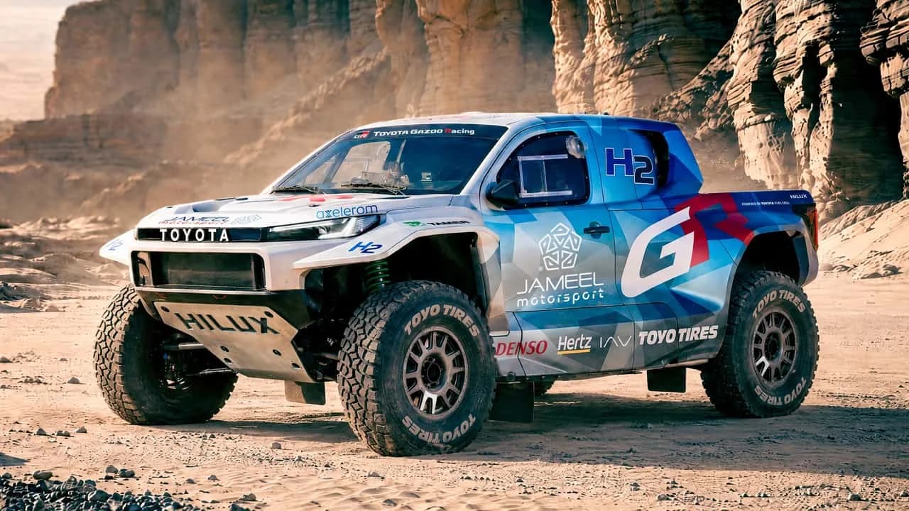 Toyotas DKR GR FC Hilux med vätgasbränslecell och Dakar-tävlingsdekor