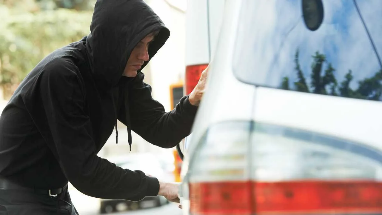 Kia- och Hyundai-fordon parkerade utomhus, som symbol för biltillverkarnas försäkringsmål om stölder