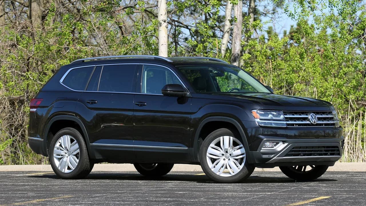 Volkswagen Atlas -katumaasturi jälleenmyyjän tiloissa